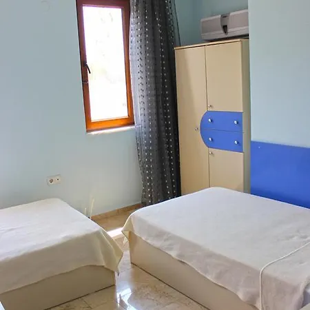 Perdita Villa *