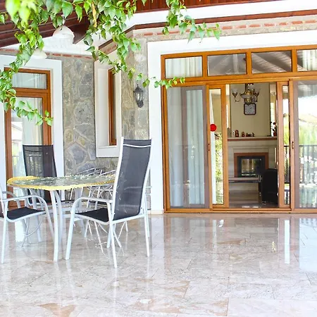 Perdita Villa *